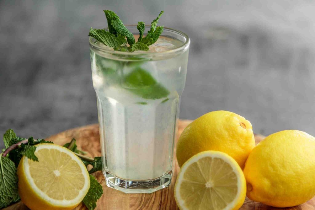 minum air lemon